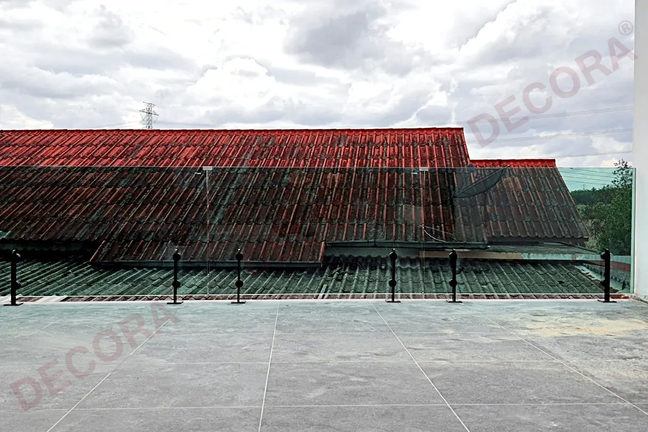ผลงานการติดตั้งราวระเบียง ราวกันตก กระจก GL-04 บ้านคุณดนุเดช By DECORA