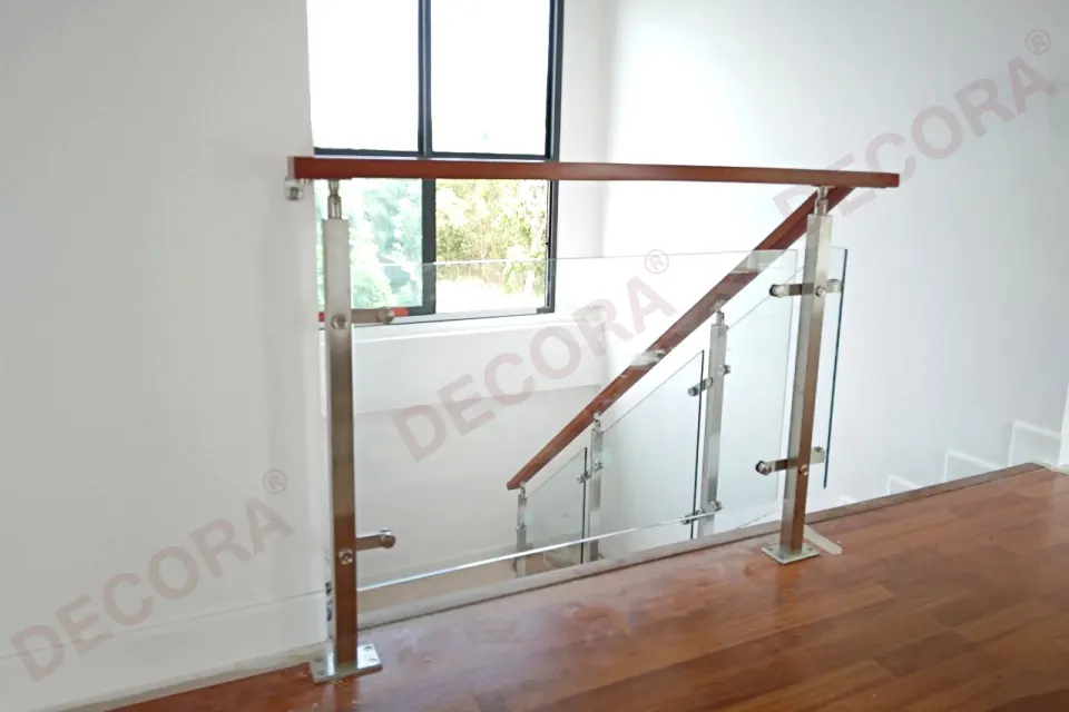 ผลงานการติดตั้งราวบันได ราวระเบียง ราวกันตก กระจก BL-611 บ้านคุณฐนมน By DECORA