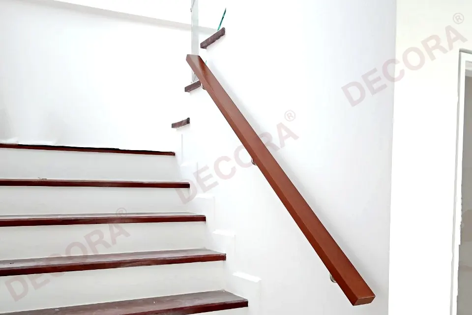 ผลงานการติดตั้งราวบันได ราวระเบียง ราวกันตก กระจก BL-611 บ้านคุณฐนมน By DECORA