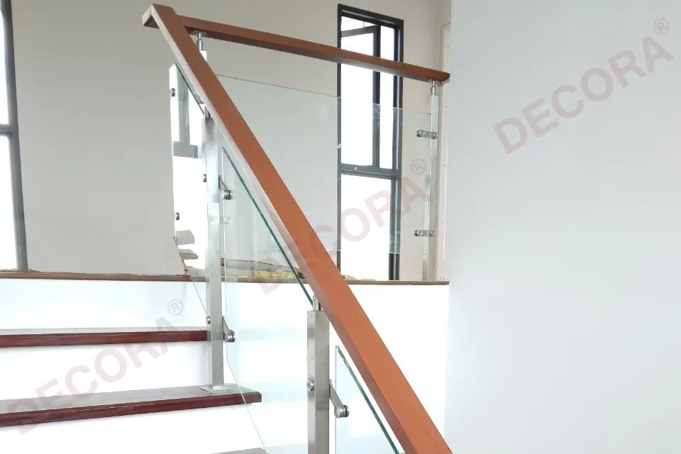 ผลงานการติดตั้งราวบันได ราวระเบียง ราวกันตก กระจก BL-611 บ้านคุณฐนมน By DECORA