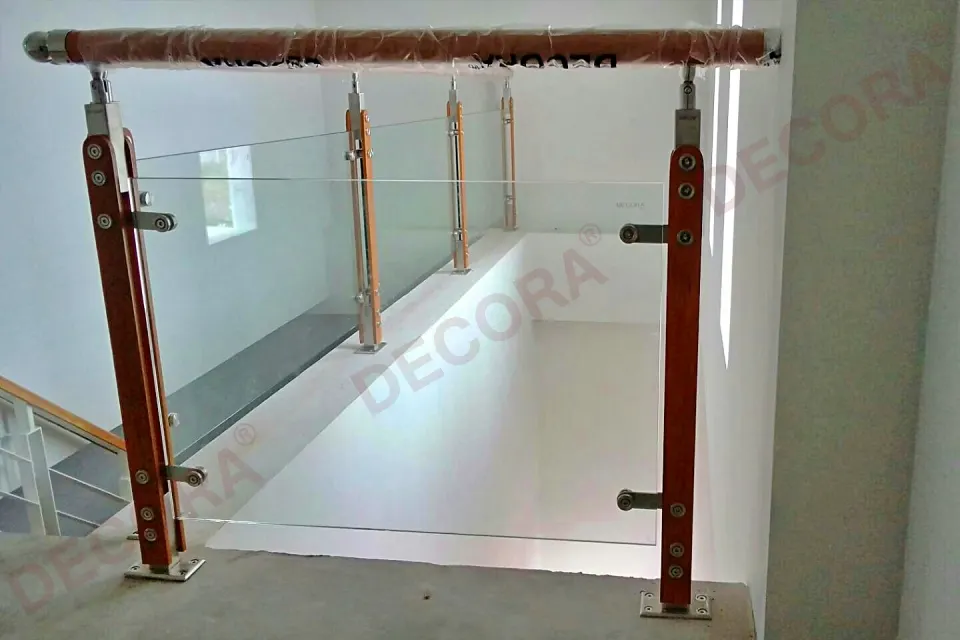 ผลงานการติดตั้งราวระเบียง ราวกันตก กระจก BL-511 The Green สัตหีบ By DECORA