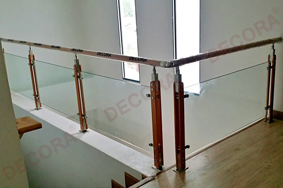 ผลงานการติดตั้งราวระเบียง ราวกันตก กระจก BL-511 The Green สัตหีบ By DECORA