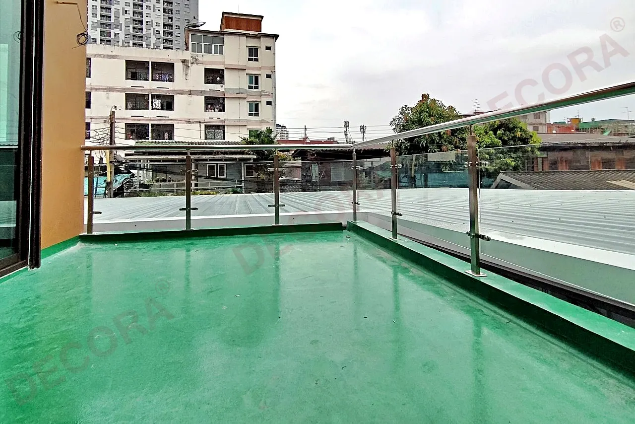 ผลงานการติดตั้งราวระเบียง ราวกันตก กระจก BL-613 บริษัท ฉอยชิว จำกัด By DECORA