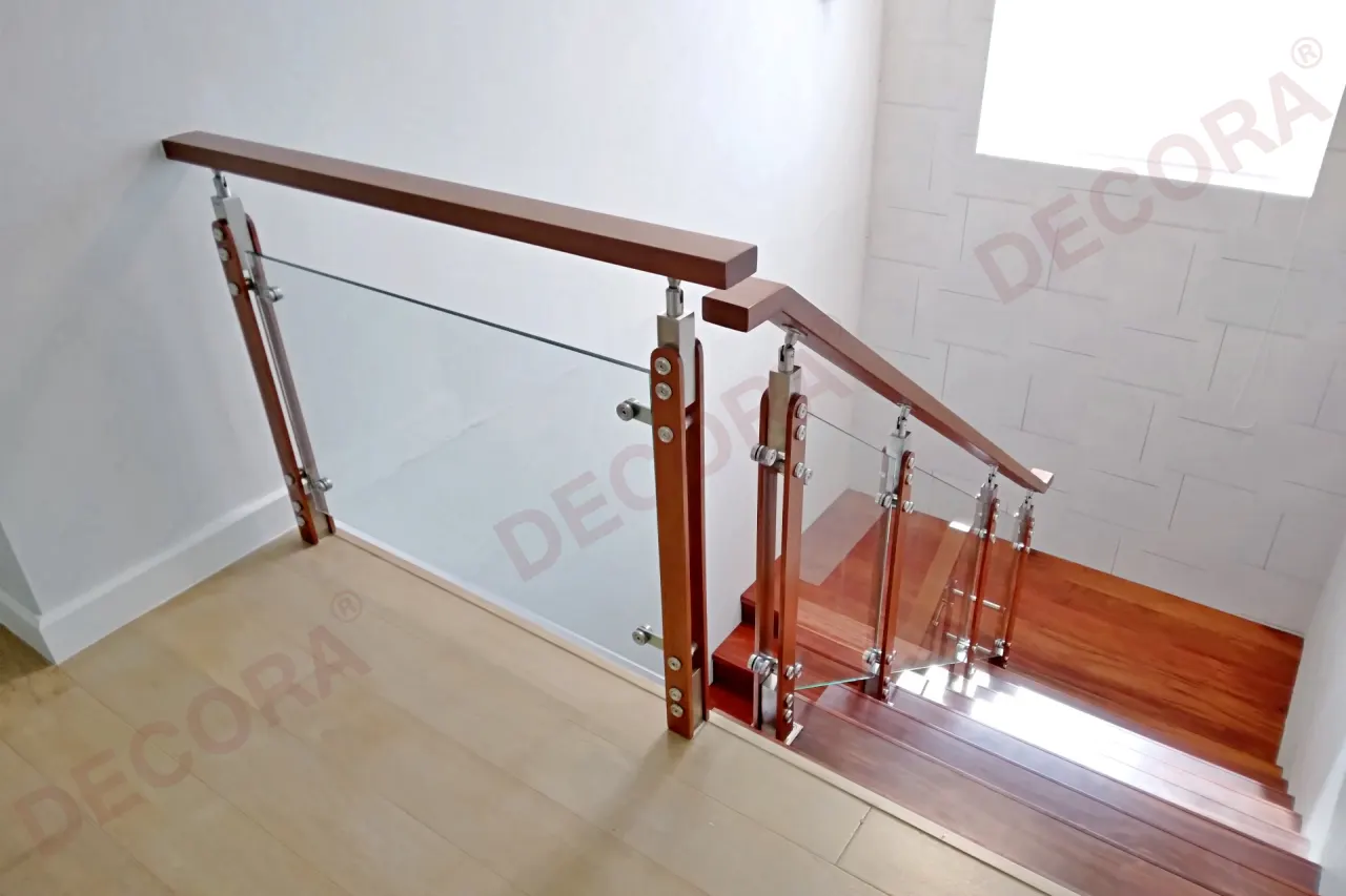 ผลงานการติดตั้งราวบันได ราวระเบียง ราวกันตก กระจก BL-511 บ้านคุณวินิตา By DECORA