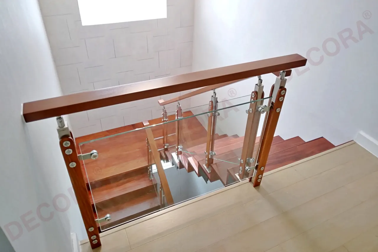 ผลงานการติดตั้งราวบันได ราวระเบียง ราวกันตก กระจก BL-511 บ้านคุณวินิตา By DECORA