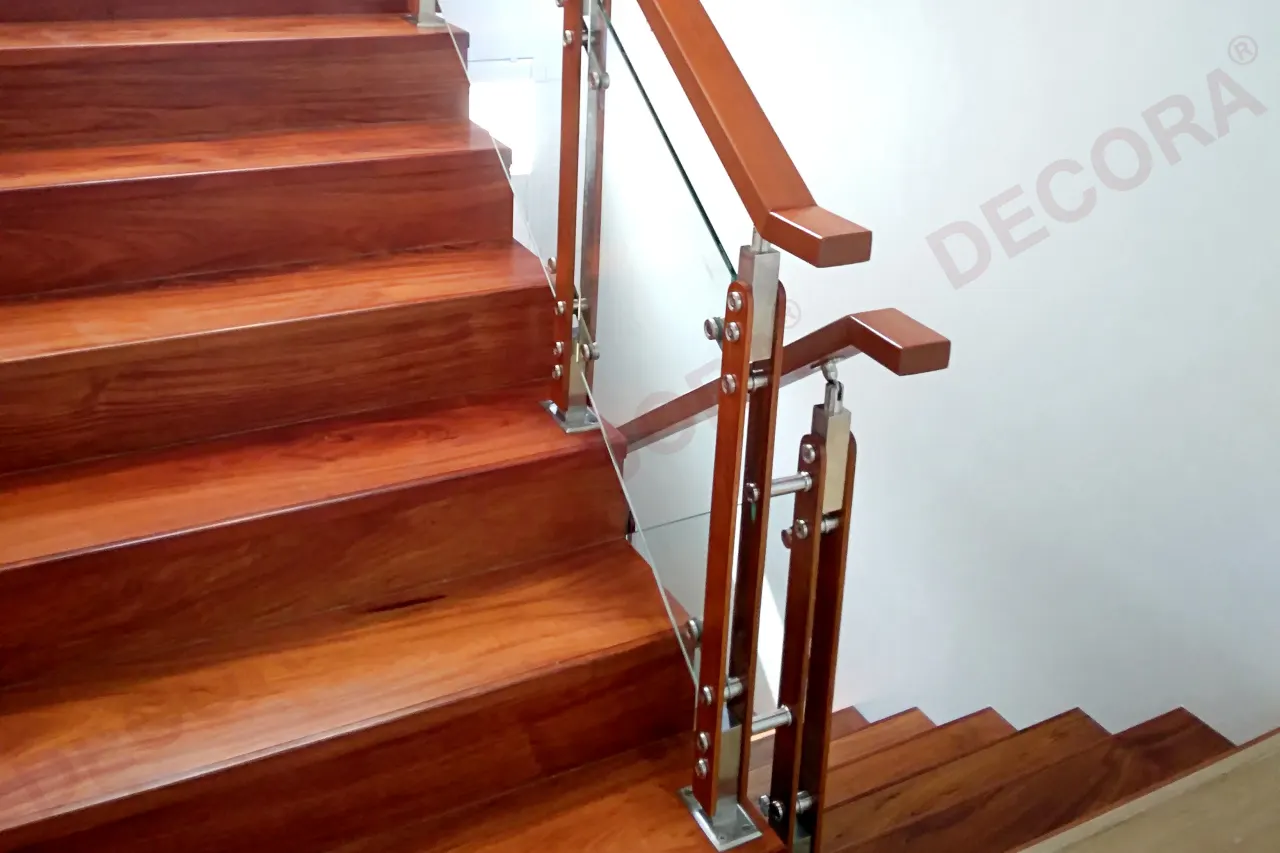 ผลงานการติดตั้งราวบันได ราวระเบียง ราวกันตก กระจก BL-511 บ้านคุณวินิตา By DECORA